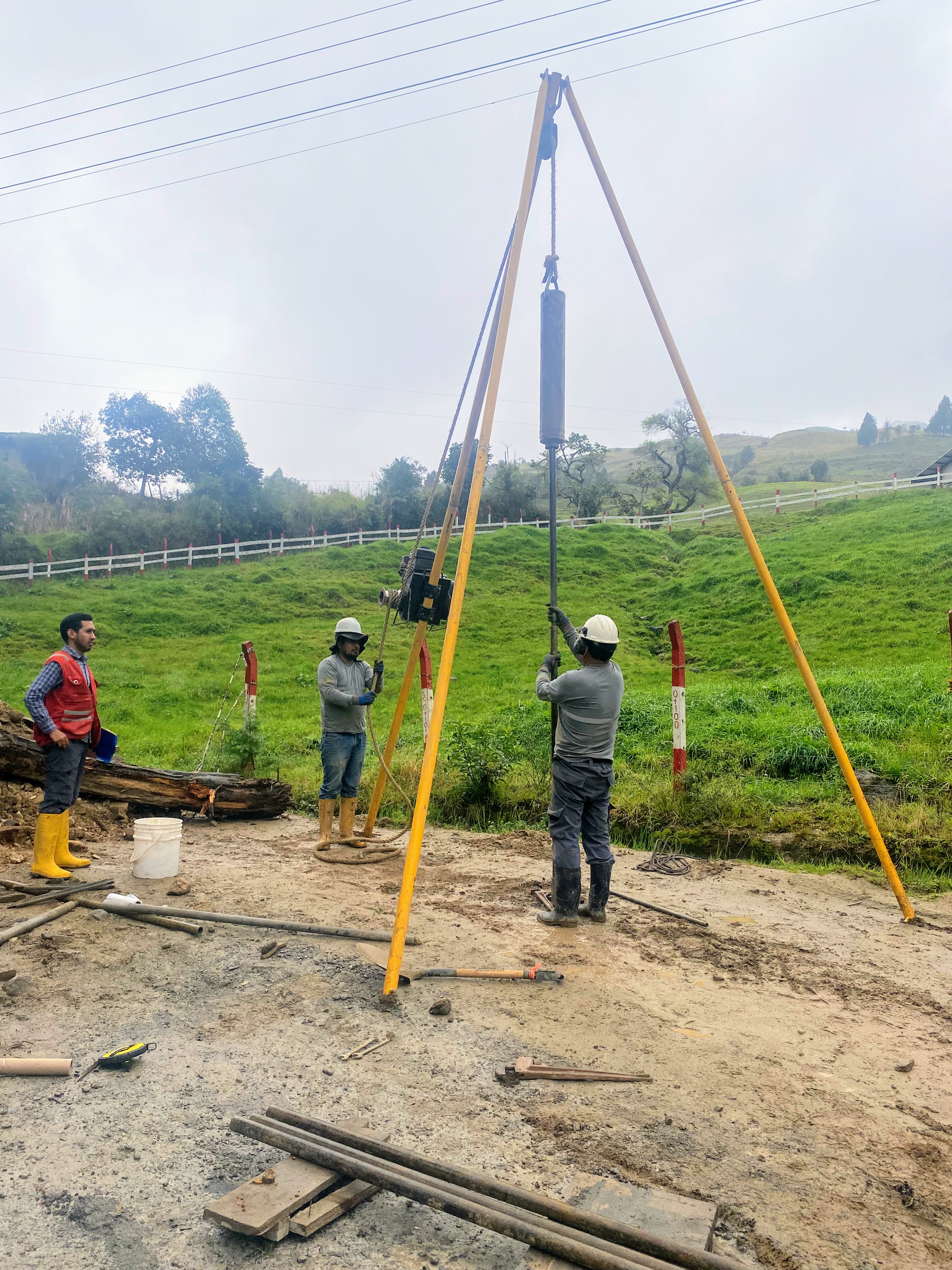 Personal de Geoarquitec ejecutando un estudio de suelo SPT