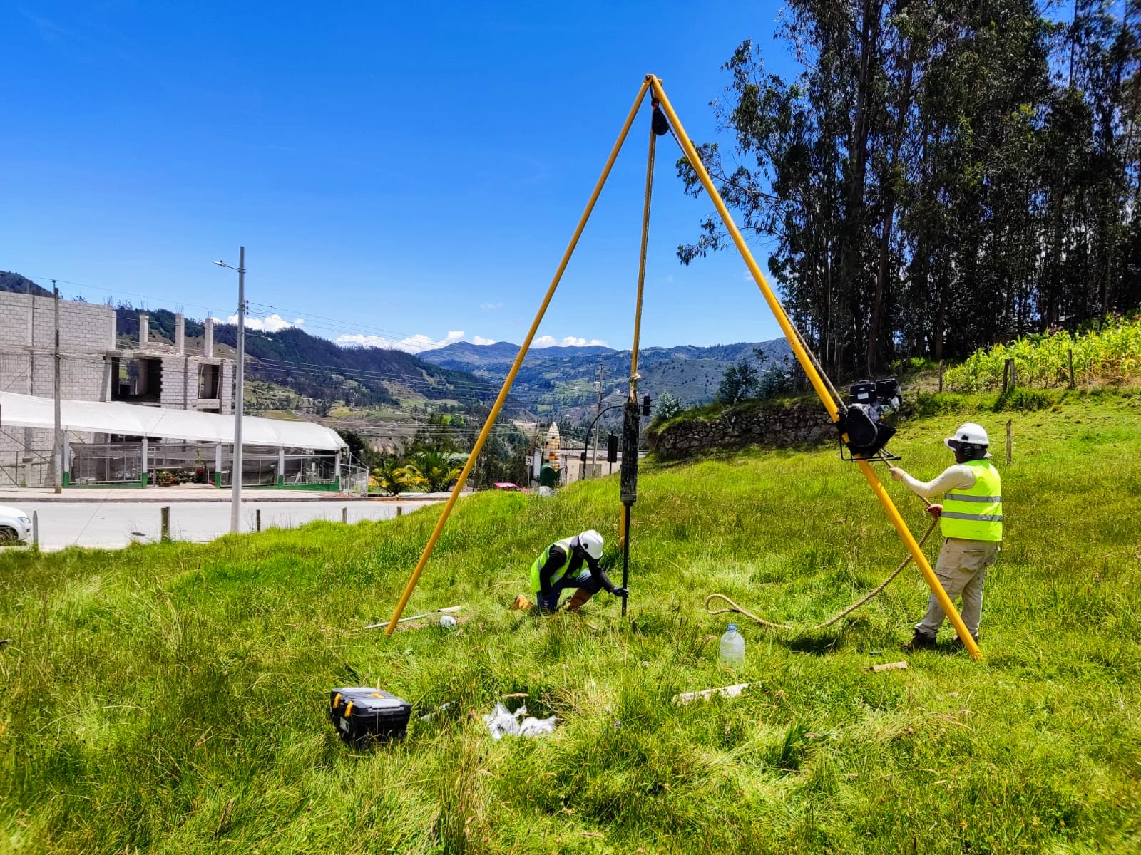 Equipo de Geoarquitec realizando un estudio de suelo en campo